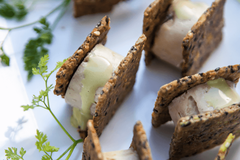 Cracker de pistachos con foie micuit y membrillo