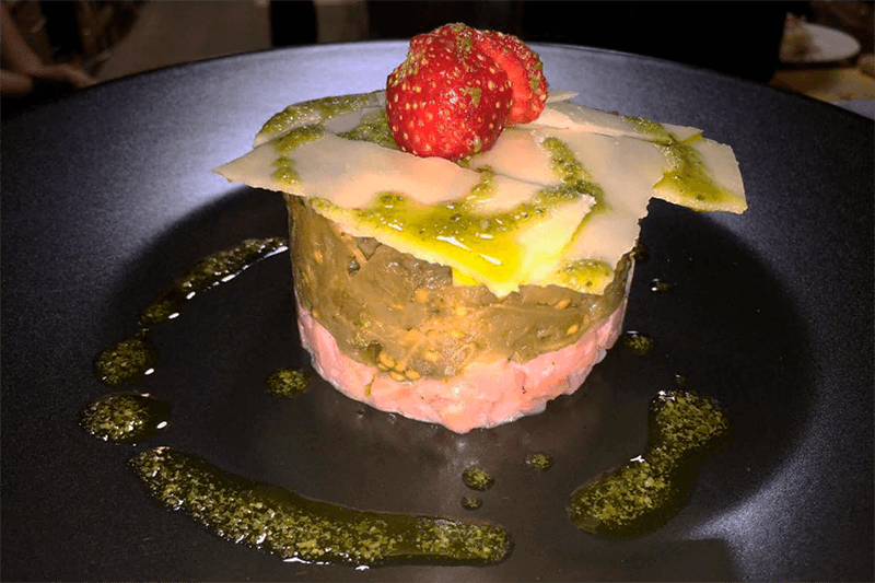 Timbal de salmó marinat amb maduixes, parmesà i albergínia al forn